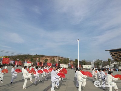襄阳市南漳县百余名拳友共庆元旦 太极展演精彩纷呈